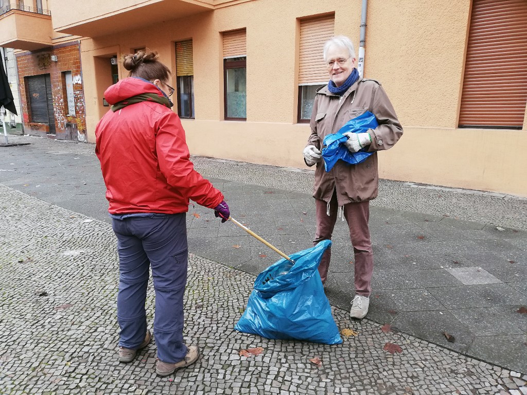 Zwei Aktive aus der Gruppe im Sprengelkiez beim Cleanup. Foto: Hensel