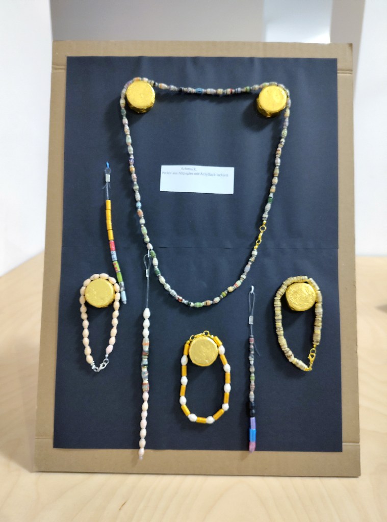 Schmuck, der aus selbstgemachten Papierperlen gemacht ist. Foto: Hensel