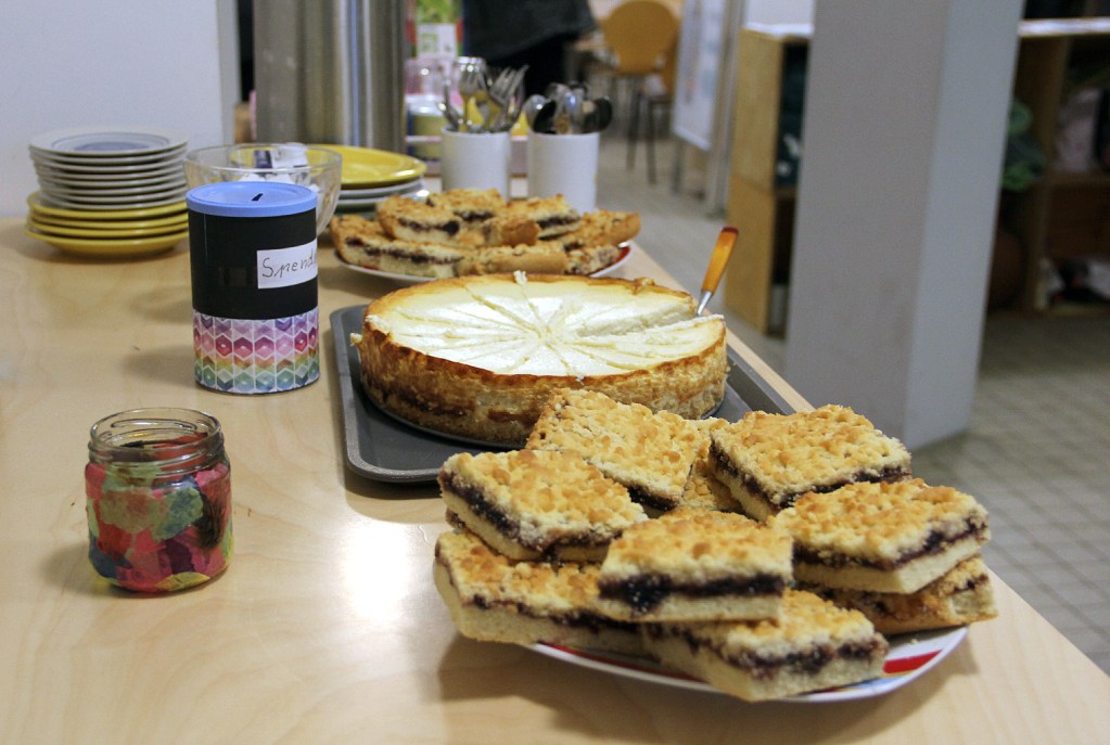 Kuchenbuffet bei der Vernissage. Foto: Hensel