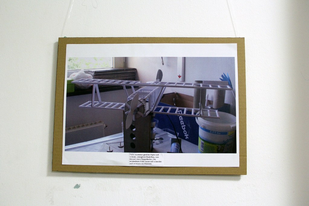 Ein Foto von einem Flugzeug, das aus Papier und Leim gemacht ist. Foto: Hensel