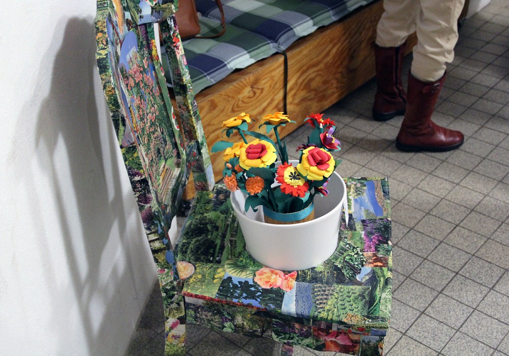 Ein verschönerter Stuhl mit gebastelten Papierblumen. Foto: Hensel