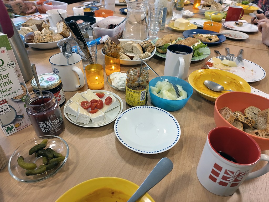 Reichlich gedeckter Tisch beim Kiezfrühstück in der Waschküche. Foto: Hensel