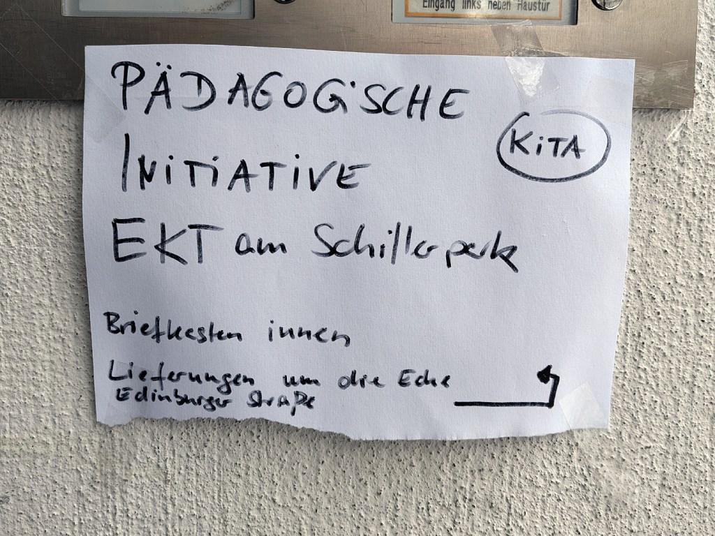Hinweis am Klingelschild an der neuen Adresse des Kinderladens am Schillerpark. Foto: Hensel