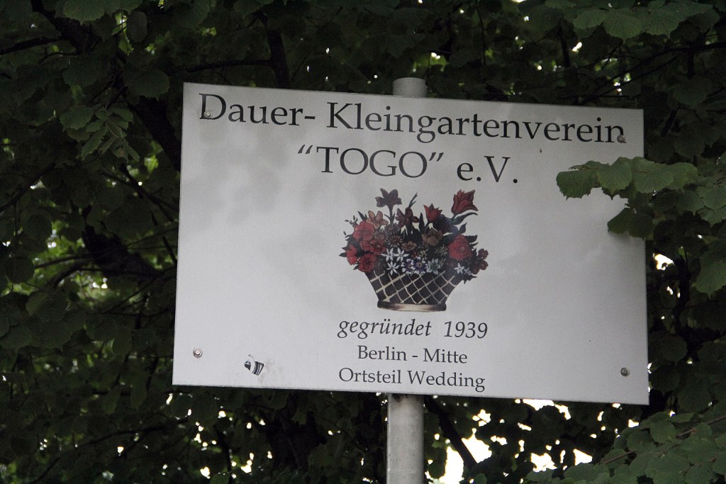Infoschild des Dauer-Kleingartenvereins Togo e.V. im Wedding. Foto: Hensel