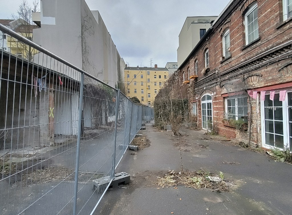 Rechts die Remisen, links die Garagen. Foto: Hensel