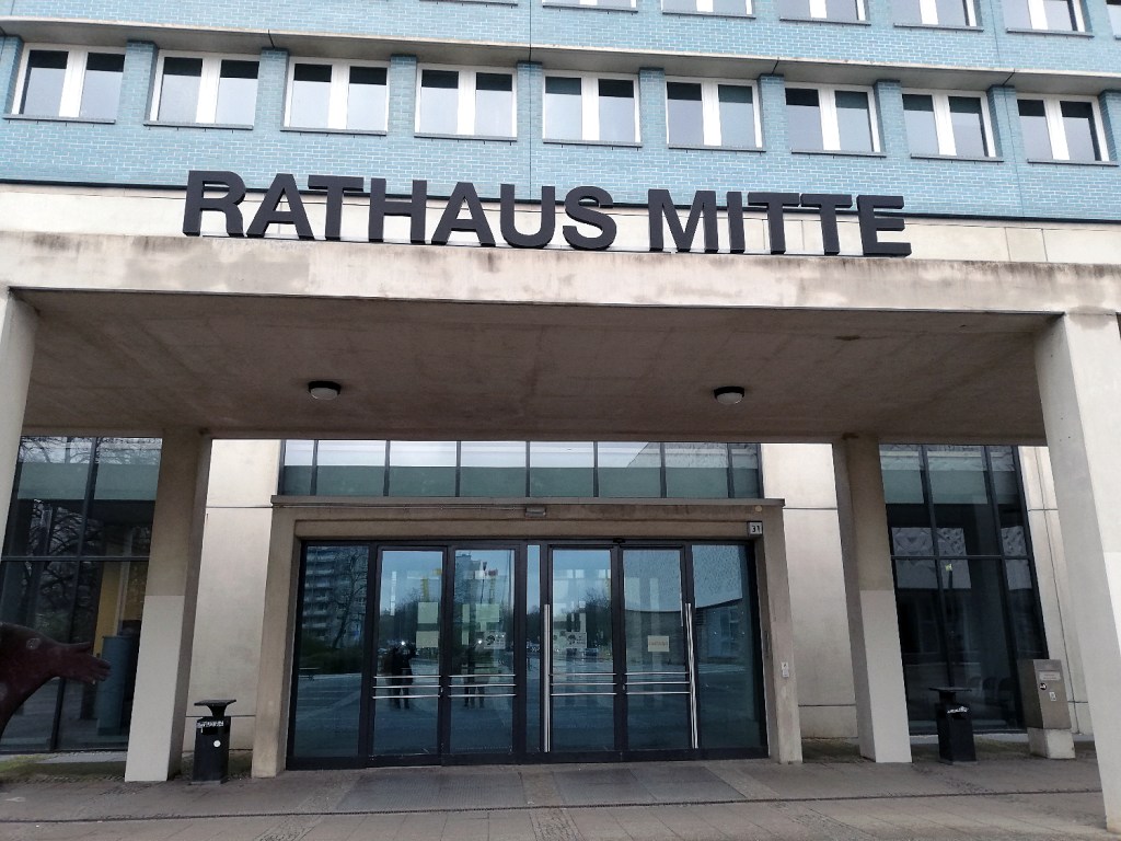 Das Rathaus Mitte in der Karl-Marx-Allee. Foto: Hensel