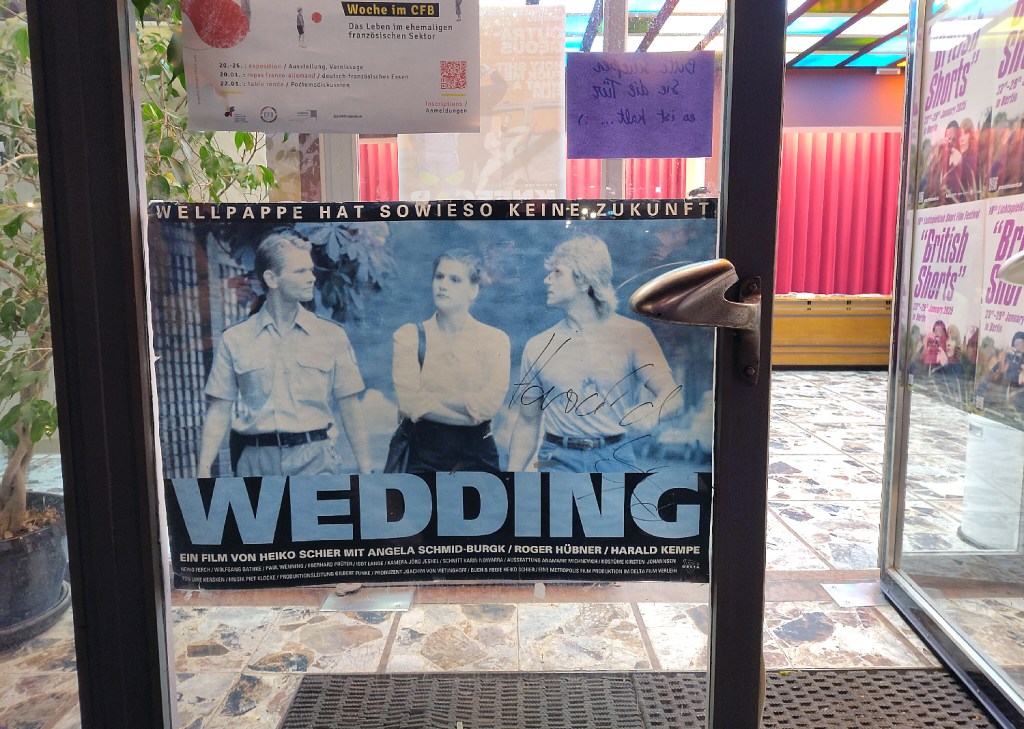 Das Plakat am City Kino Wedding weist auf den Kultfilm hin, der her ein Mal im Monat gezeigt wird. Foto: Hensel