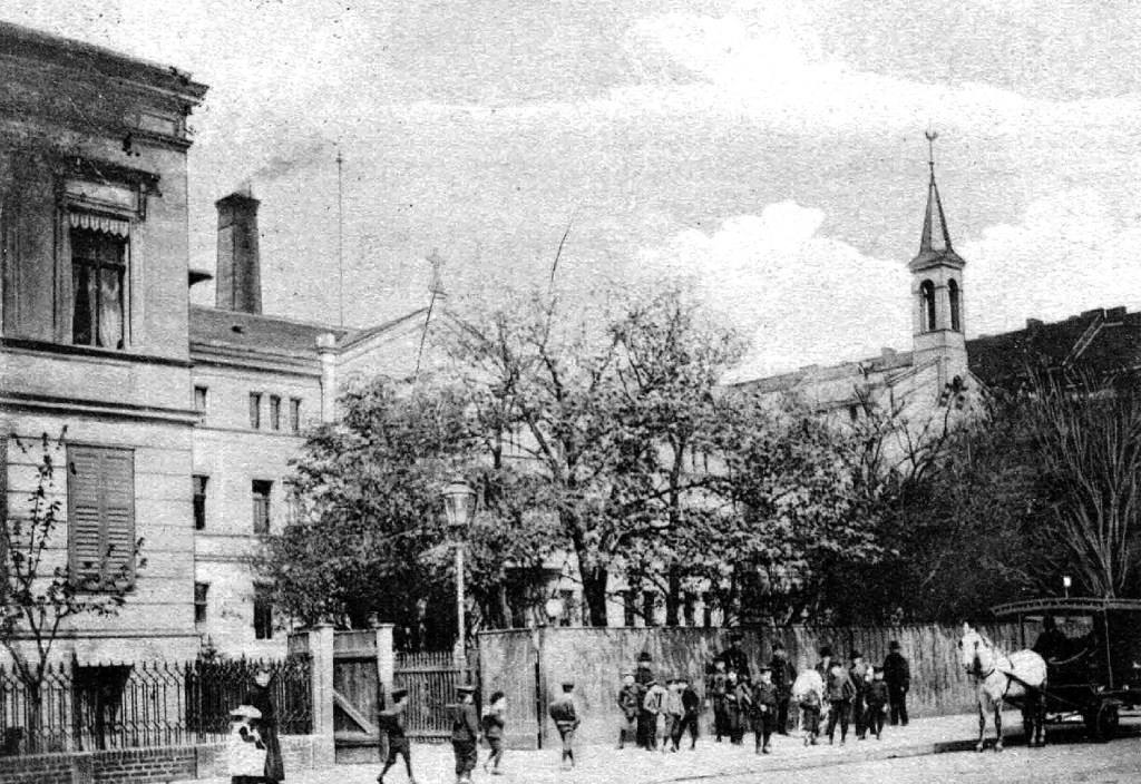 Das Lazarus-Krankenhaus in der Bernauer Straße anno 1909. Foto: Sammlung Ralf Schmiedecke