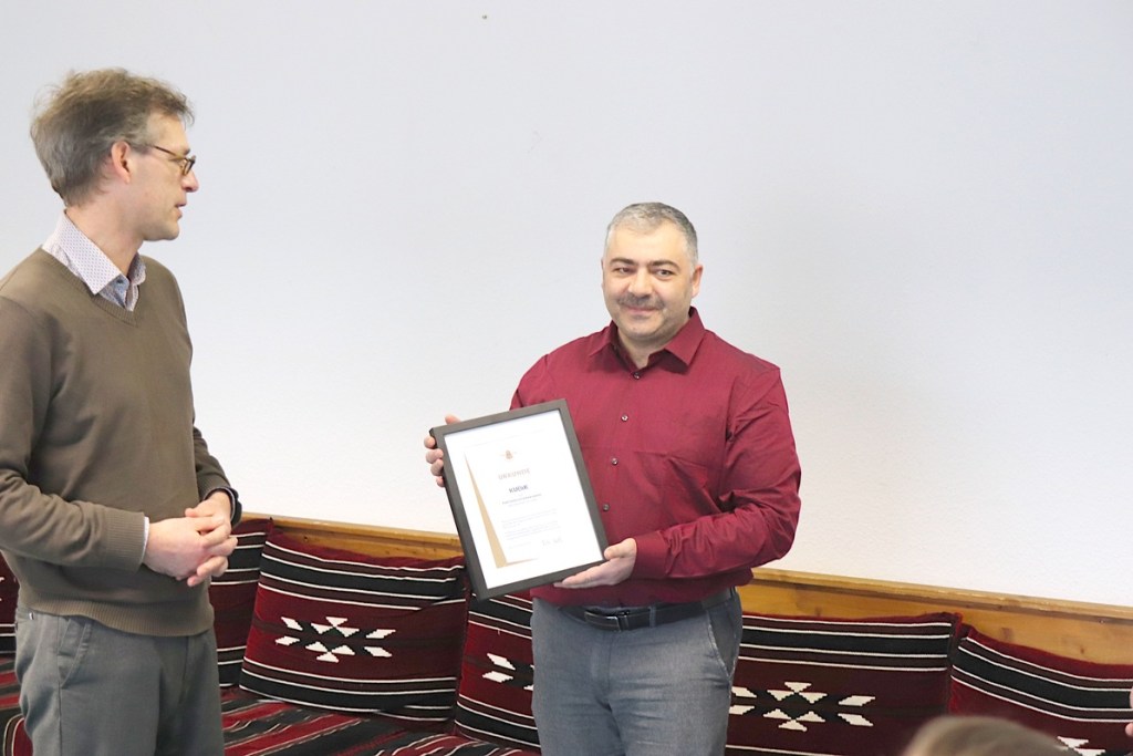 Verwaltungsdirektor des "House of One" Roland Stolte übergibt eine Urkunde an Ragip Güloğlu, Vorsitzender des Kubik e.V. - Foto: Andrei Schnell