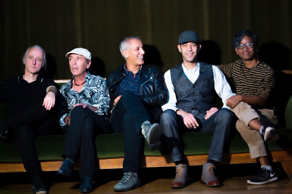 "La Caravane du Maghreb", eine in Berlin ansässige Fusionband, interpretiert traditionelle nordafrikanische Gnawa-, Malhoun-, Chaabi- und Rai-Musik. Foto: Promo