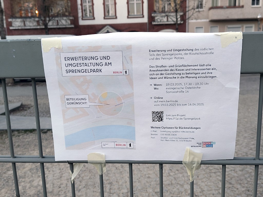 Ein Zettel weist auch auf die Online-Beteiligung zur Parkerweiterung hin. Foto: Hensel