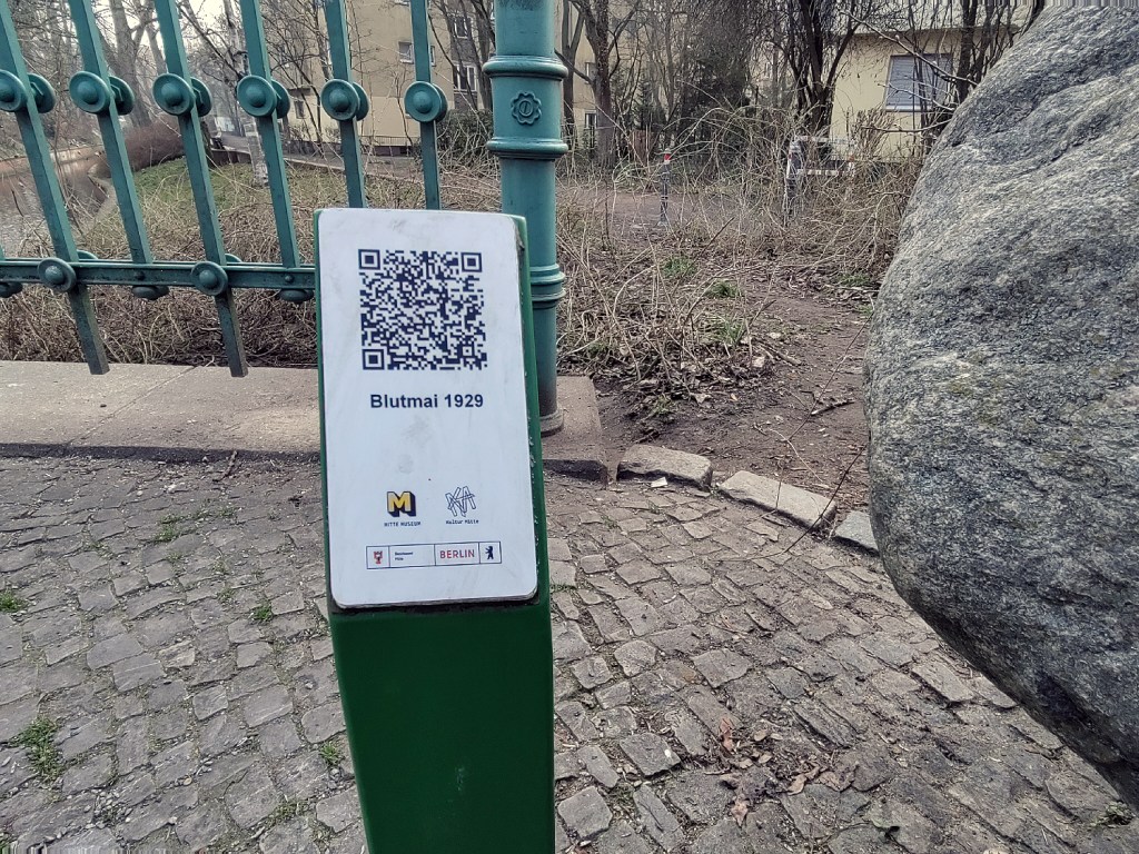 Der Gedenkstein wurde durch einen QR-Code ergänzt, der zu mehr Informationen führt. Foto: Hensel