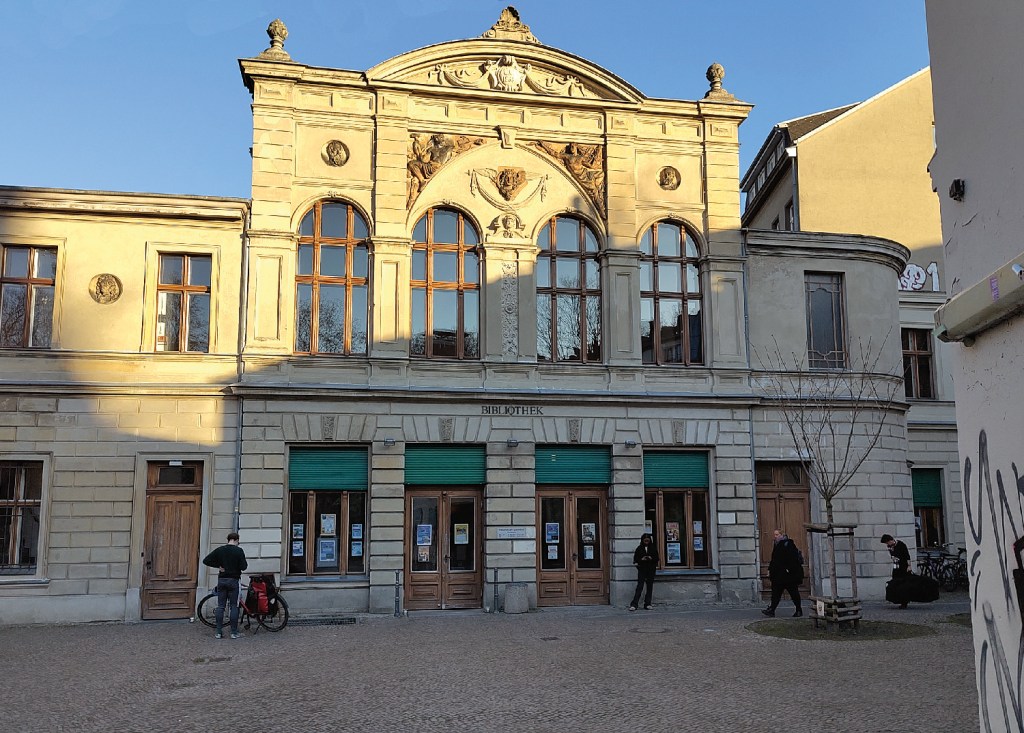 Die Abendsonne scheint auf die Bibliothek am Luisenbad. Foto: Hensel