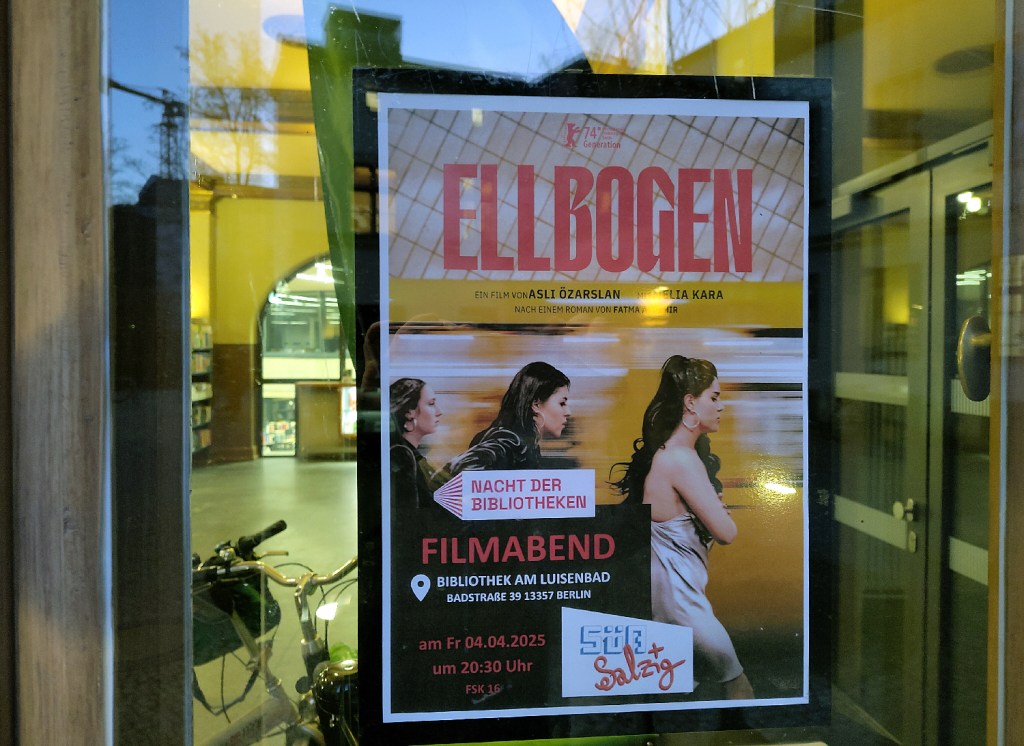Ein Plakat an der Bibliothek am Luisenbad weist auf den Filmabend zur Bibliotheksnacht hin. Foto: Hensel