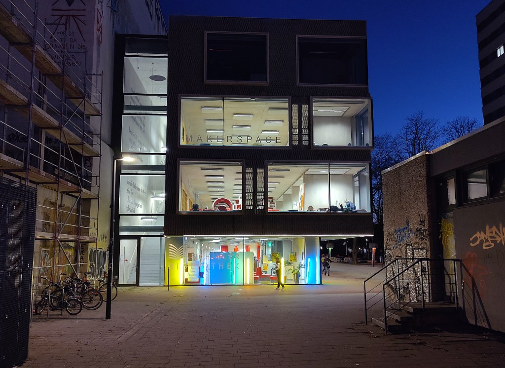 In der Schillerbibliothek brennt noch Licht - in der Bibliotheksnacht sogar noch länger. Foto: Hensel