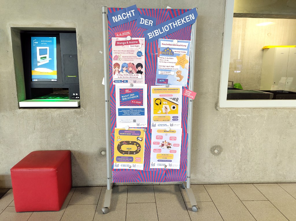 Vorfreude: Eine Stellwand mit Plakaten für die Angebot in der Langen Nacht in der Schiller-Bibliothek. Foto: Hensel