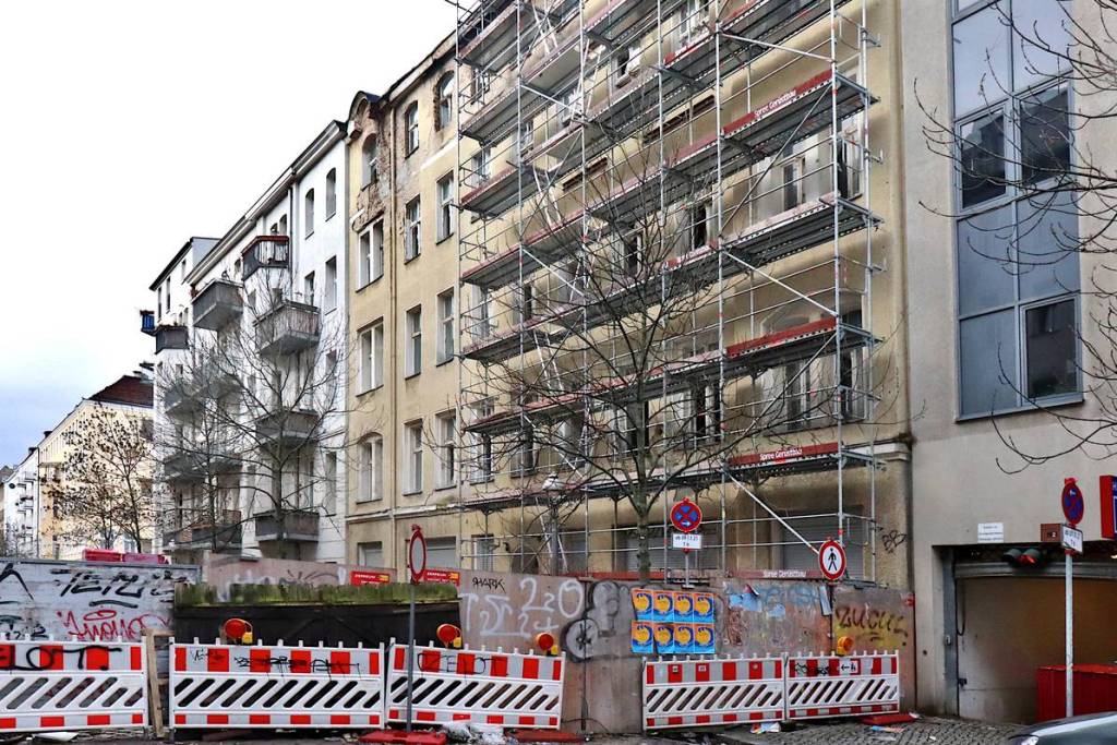 Das betroffene Haus in der Burgsdorfstraße ist eingerüstet, die Straße gesperrt. Foto: Andrei Schnell