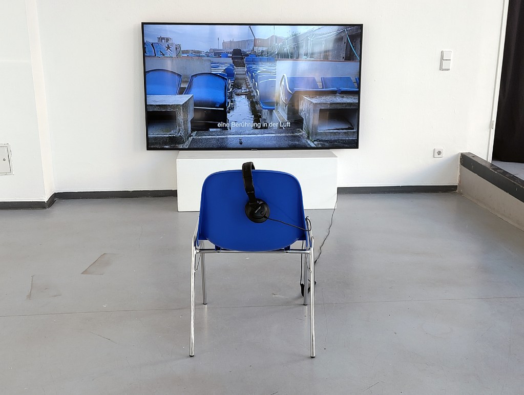 Ein Videoarbeit von Adam Man - Kopfhörer liegen bereit. Foto: Hensel