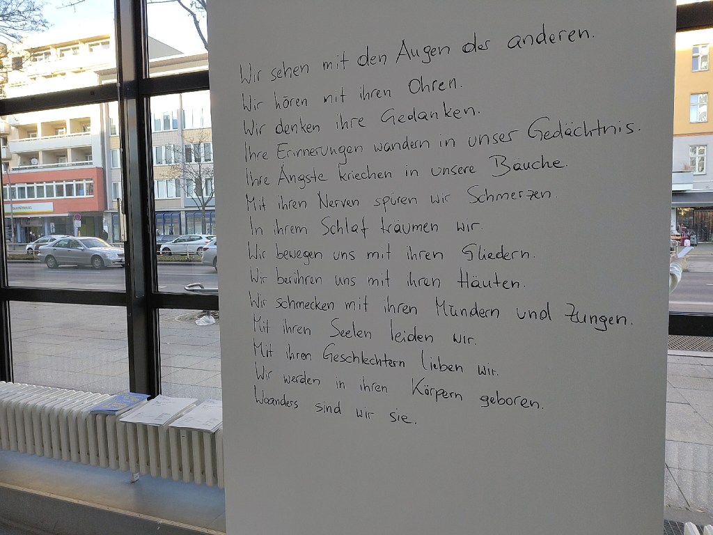 Auch Texte gehören zur Ausstellung "Woanders bin ich du". Foto: Hensel