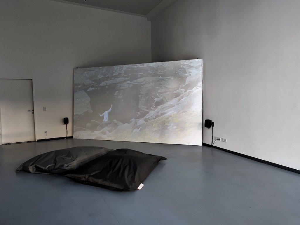 Woanders bin ich du: Wer möchte, kann Platz nehmen und sich das Video ansehen. Foto: Hensel