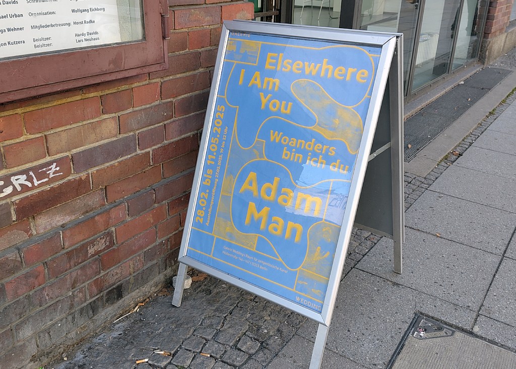 Ein Aufsteller vor der Galerie Wedding weist auf die neue Ausstellung "Woanders bin ich du" hin. Foto: Hensel
