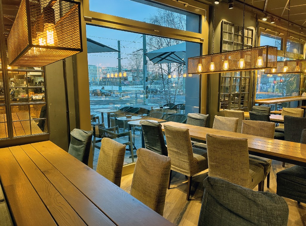 Blick ins Espresso House am Nordbahnhof in Berlin