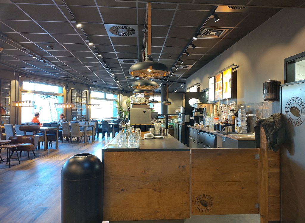 Blick ins Espresso House am Nordbahnhof in Berlin