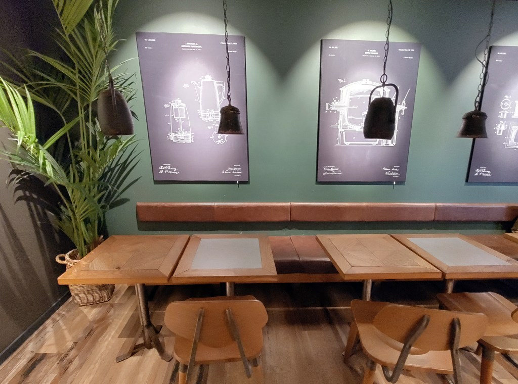 Blick ins Espresso House am Nordbahnhof in Berlin