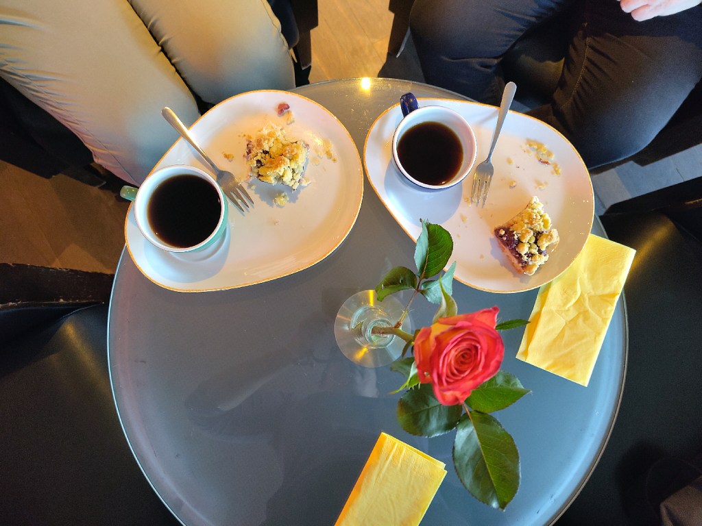 Kirschstreuselkuchen und Kaffee schmeckt zusammen einfach am besten. Foto: Hensel