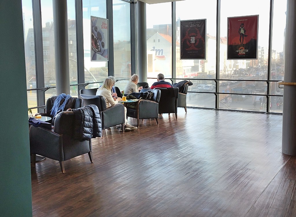 Wer einen dieser Tische im Kino ergattert, hat eine schöne Aussicht auf die Kreuzung Müller- und Seestraße. Foto: Hensel