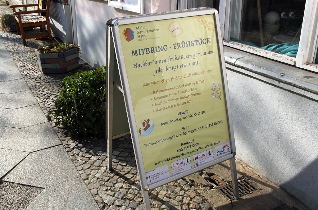 Der Aufsteller weist auf das Mitbring-Frühstück hin. Foto: Hensel