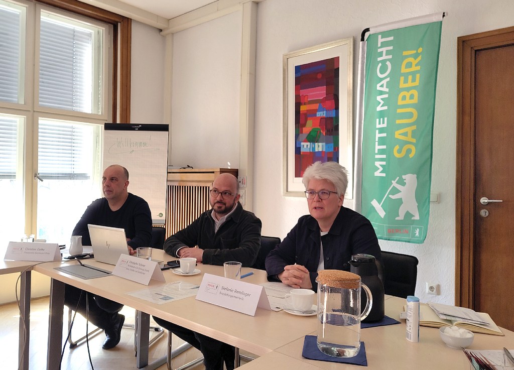Bei der Vorstellung der Bezirkskampagne "Mitte macht sauber!": Christian Zielke von der Pressestelle, Stadtradt Christopher Schriner und Bezirksbürgermeisterin Stefanie Remlinger. Foto: Hensel