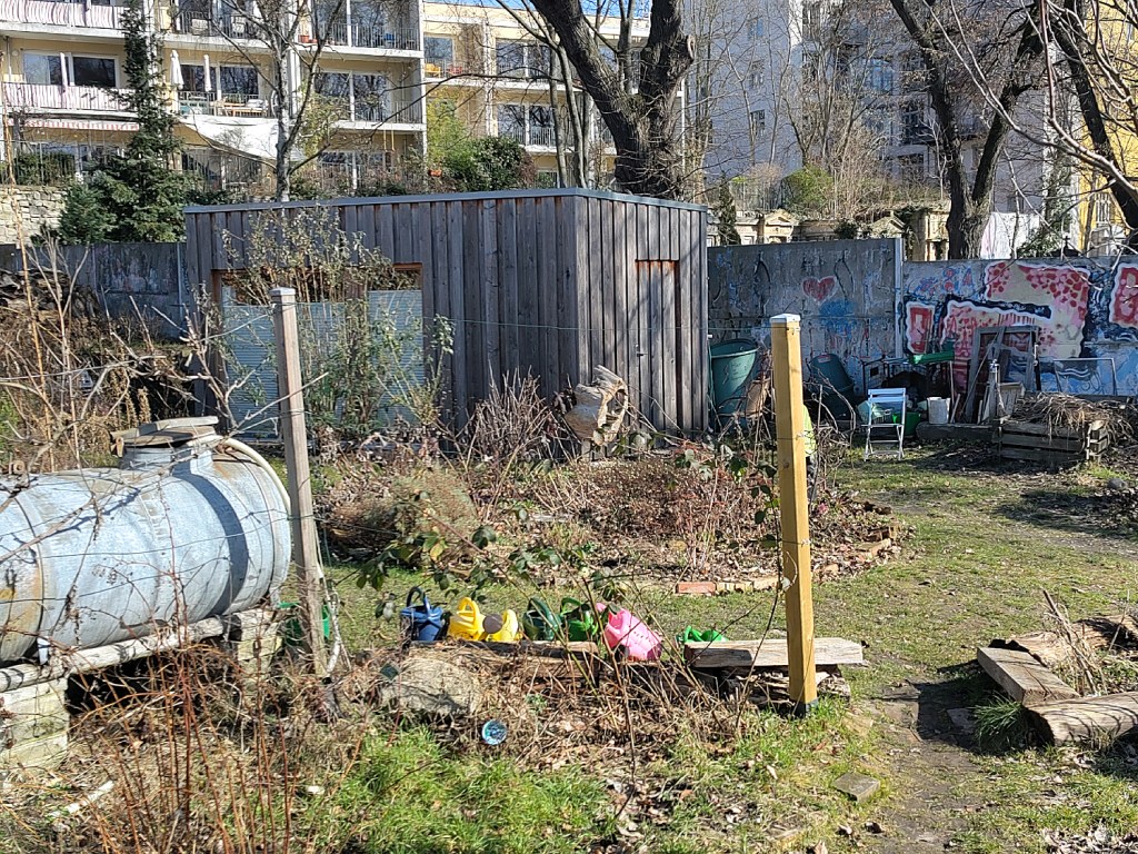 Die bunten Gießkannen sind bereit für den ersten Garteneinsatz im Niemandsland. Foto: Hensel
