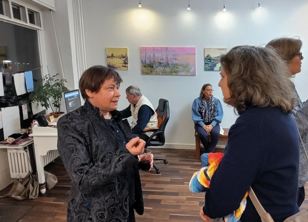 Tatiana Miller (links) bei der Vernissage im Gespräch mit einer Ausstellungsbesucherin. Foto: Hensel