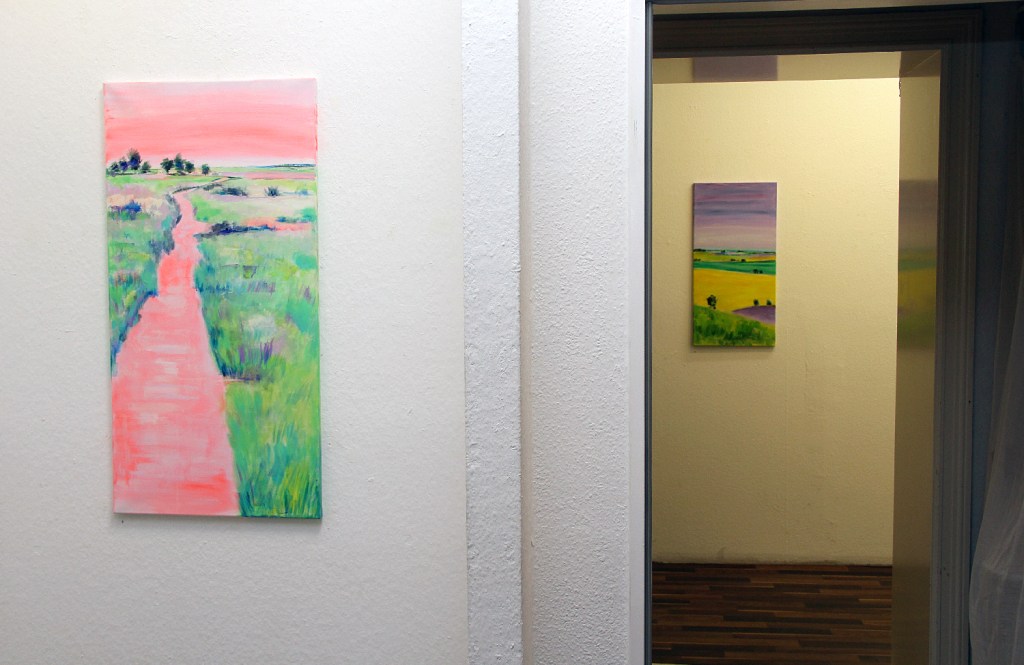 Hinten und vorn: zwei Bilder von in der Ausstellung. Foto: Hensel