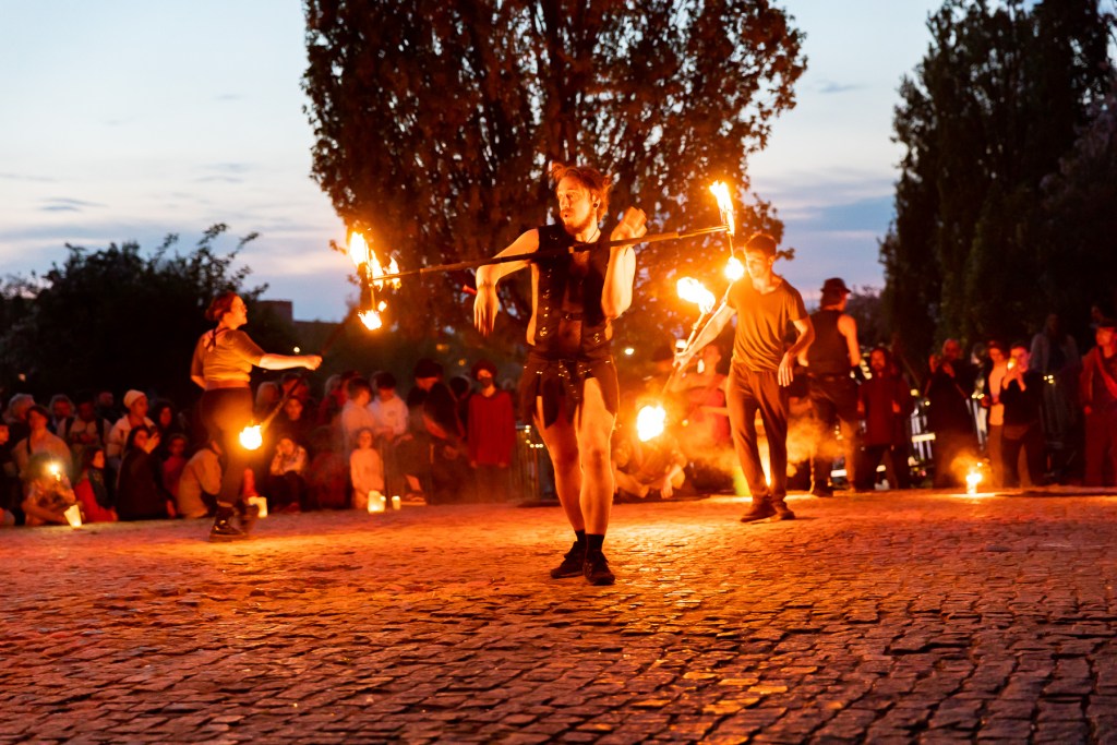 Bei der Friedvollen Walpurgisnacht im Mauerpark. Foto: Peter Kagerer