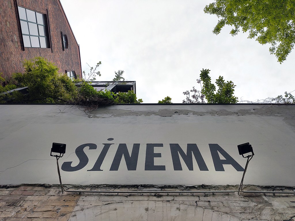 Unterwegs im Wedding: Schriftzug am Eingang des Sinema Transtopia. Foto: Hensel