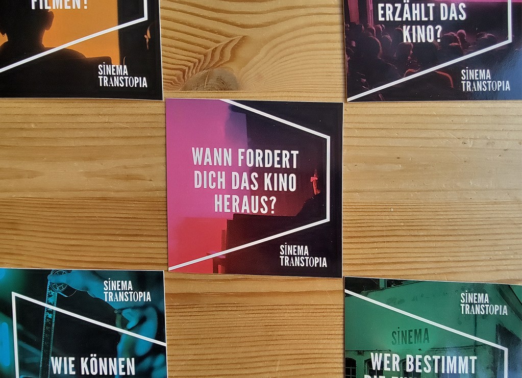 Wann fordert dich das Kino heraus? Aufkleber im Sinema Transtopia. Foto: Hensel