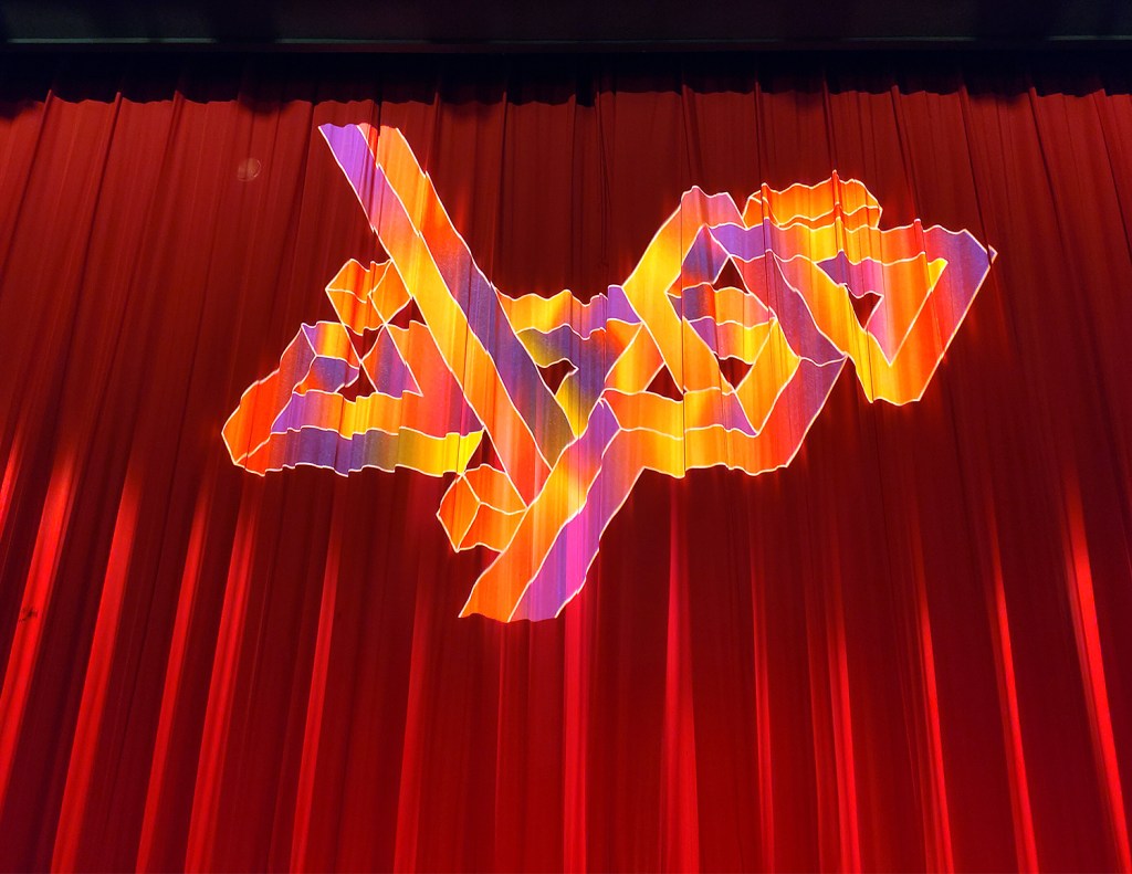 Das Logo des Filmfestivals auf dem Vorhang des City Kinos. Foto: Hensel