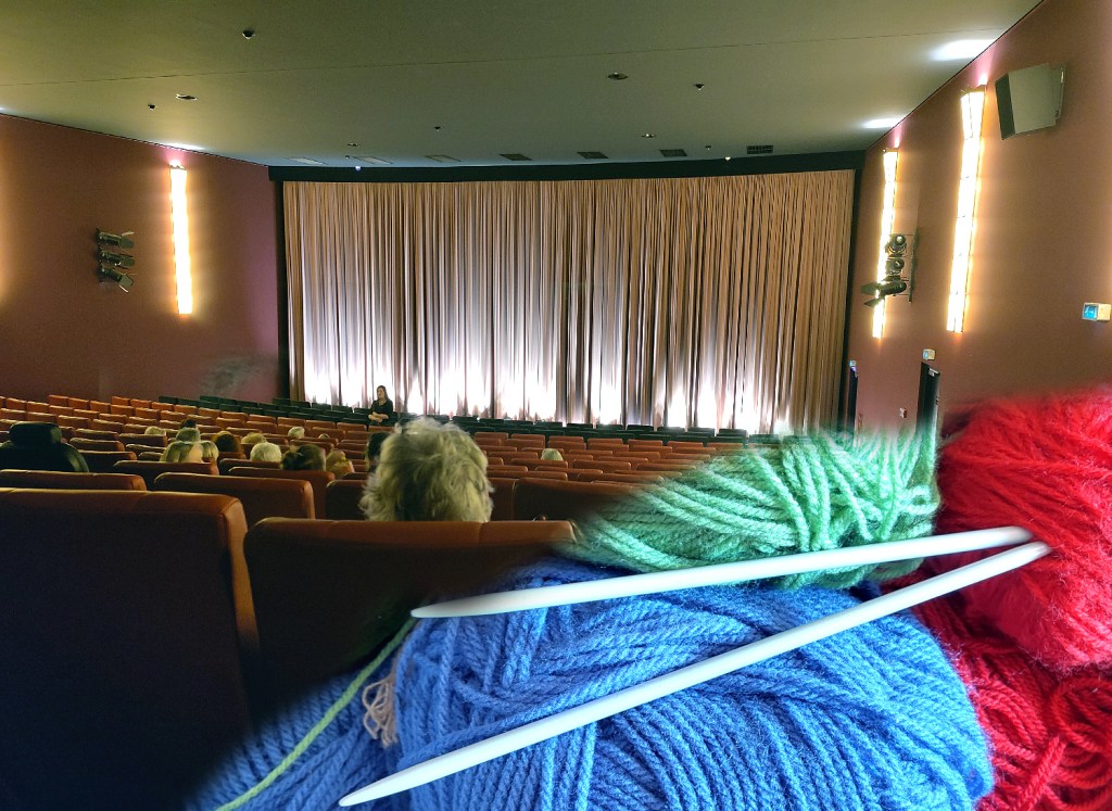 Sticken und Kino: Im Cineplex Alhambra wird ein Trend aufgegriffen. Fotos/Montage: Hensel
