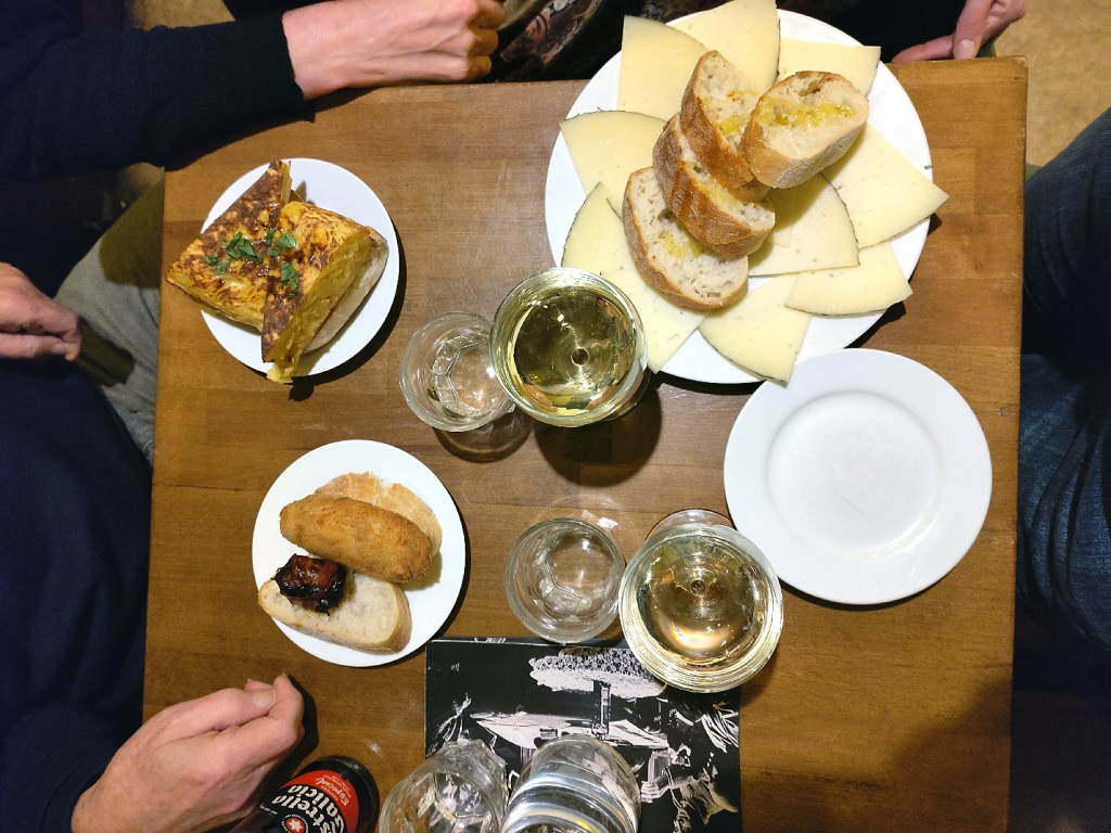 Ein Tisch mit Kleinigkeiten, mit Tapas. Foto: Hensel