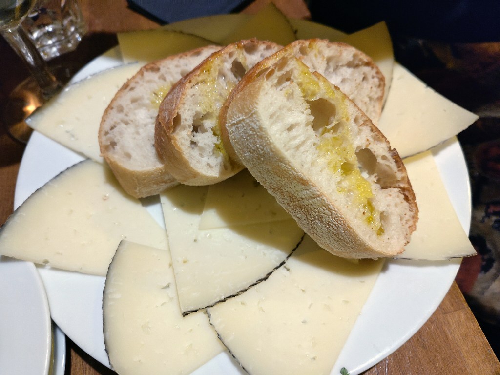 Manchego-Käse mit Baguette. Foto: Hensel