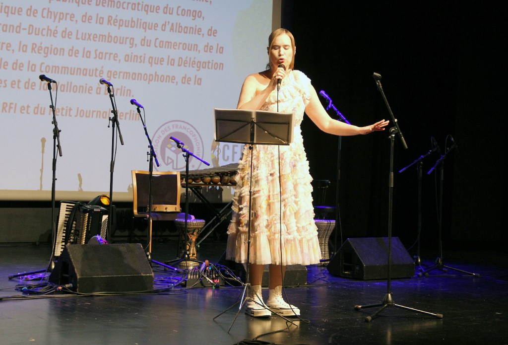 Grenzgängerin: Die belgische Spoken Word-Künstlerin Jessy James LaFleur sprach unter anderem über Europa. Foto: Hensel