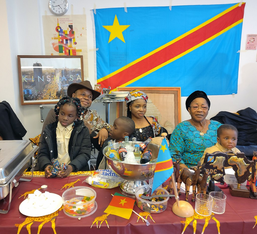 Farbenfroh und mit Gummibärchen: Der Stand der Vertretung des Kongo. Foto: Hensel
