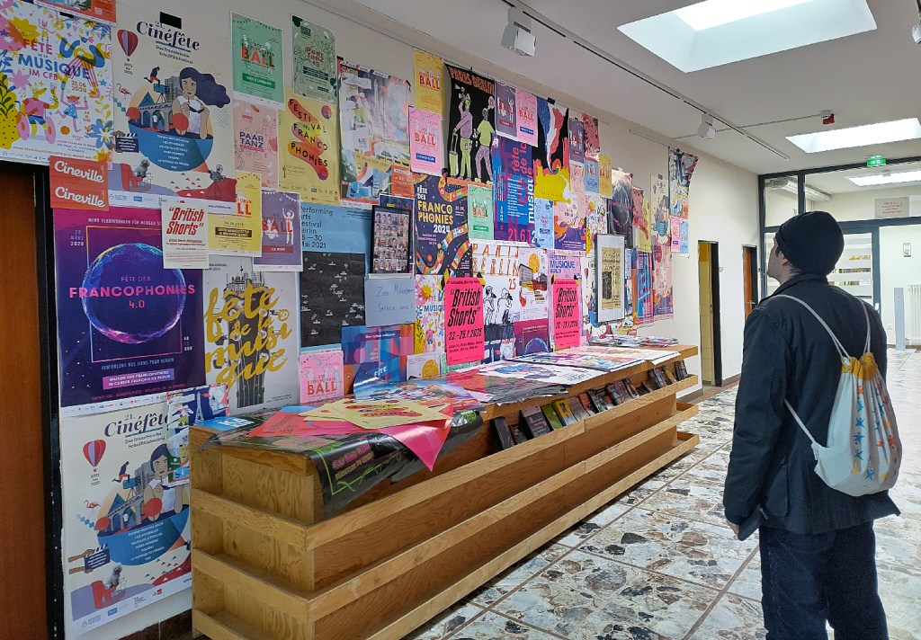 Plakatwand und Plakate zum Mitnehmen gab es auch. Foto: Hensel