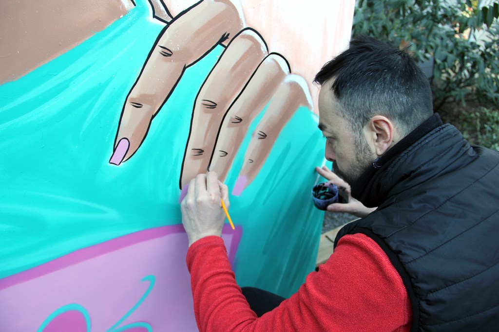 Der Berliner Street-Artist Seboh beendet ein Wandbild. Foto: Hensel
