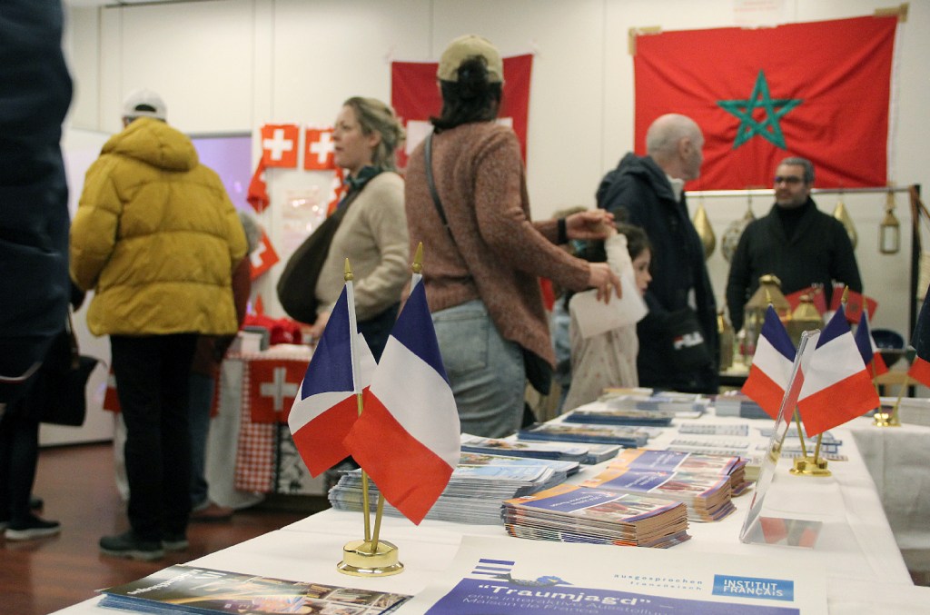 Der Tisch der französischen Botschaft, geschmückt mit der Landesfahne. Foto: Hensel