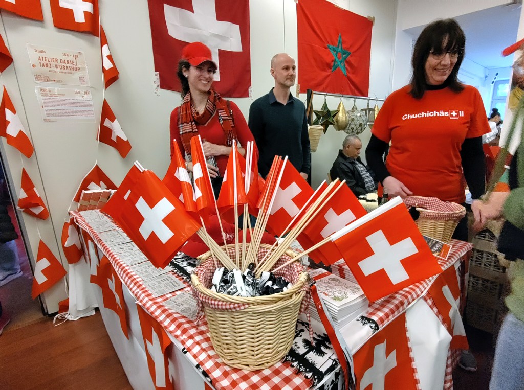 Am Stand der Botschaft der Schweiz. Die Papiderfahnen waren besonders beliebt. Foto: Hensel