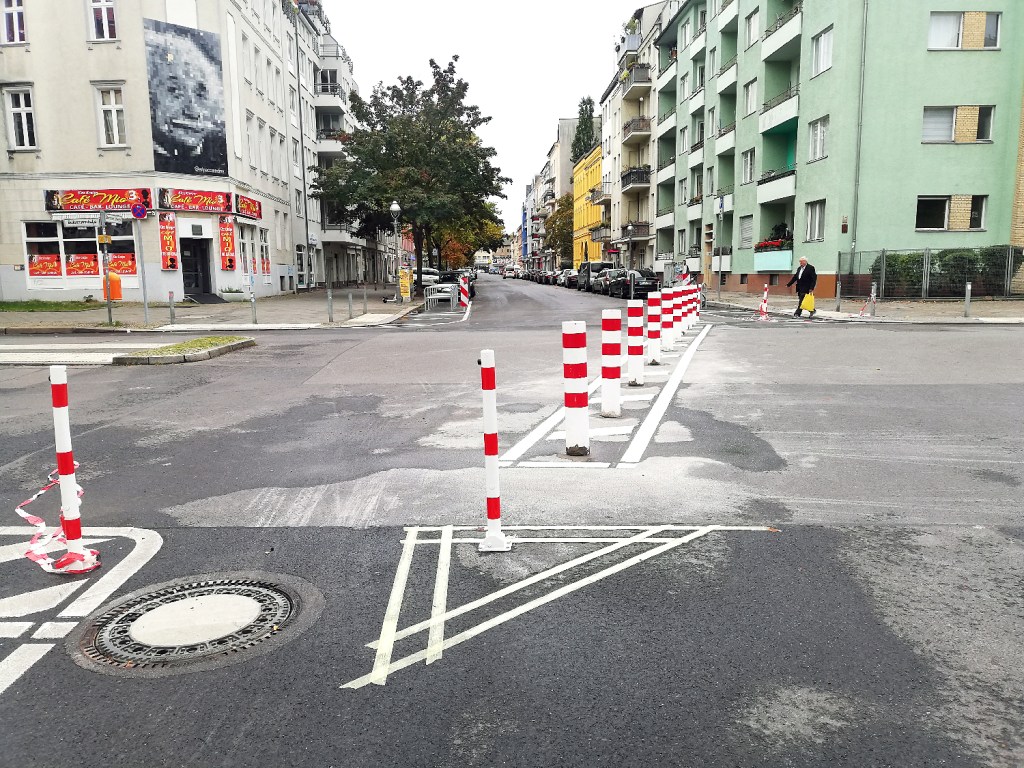 Die Poller in der Bellermannstraße sind Teil eines Kiezblocks. Sie wurden 2023 aufgestellt. Foto: Hensel