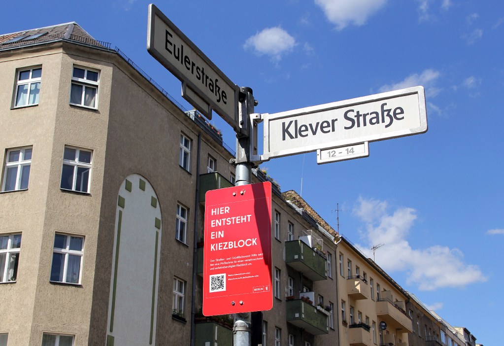 Ein Schild in der Eulerstraße weist auf den Kiezblock im Bellermannkiez hin. Foto: Hensel